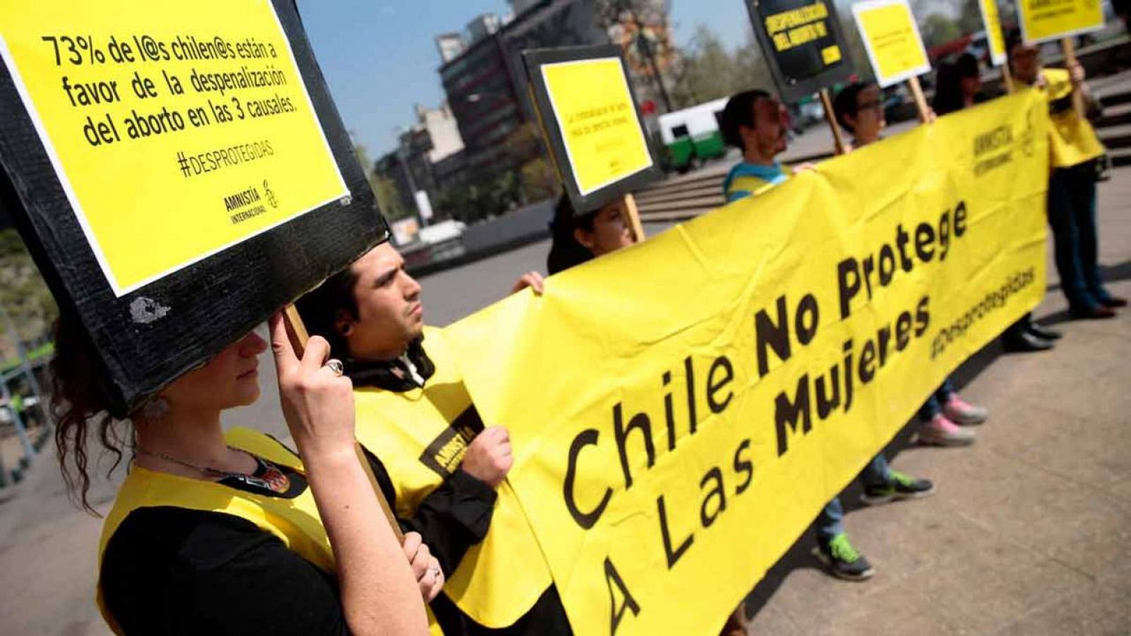 Un grupo de voluntarios de Amnistía Internacional durante una manifestación a favor del aborto en Santiago de Chile en septiembre de 2015.
