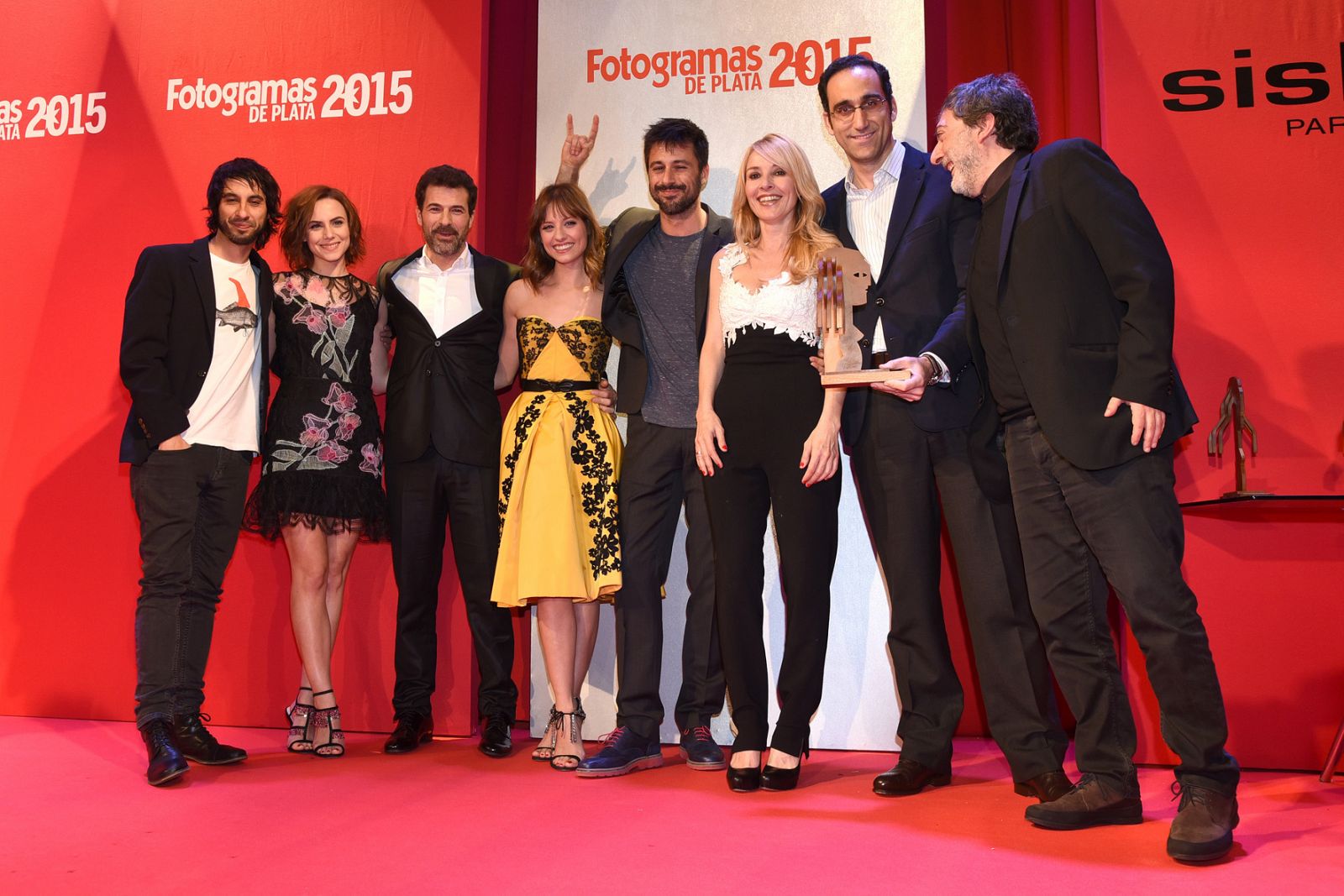 Los actores de 'El Ministerio del tiempo' celebran el premio