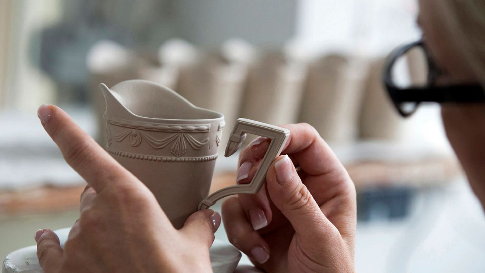 Una mujer trabajando en una fábrica de porcelana alemana