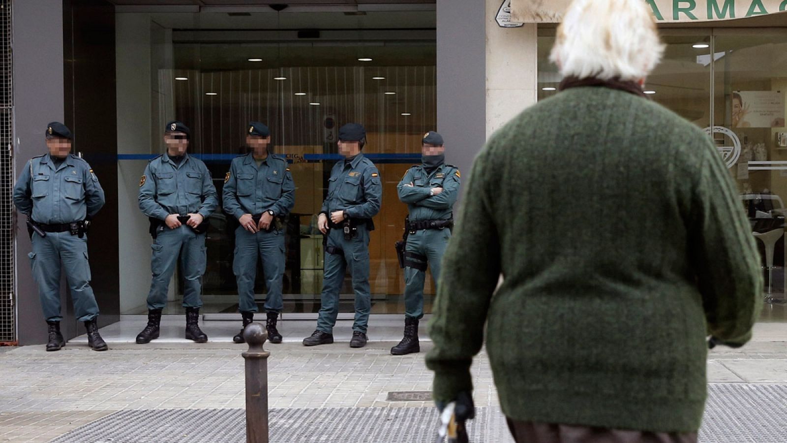 Agentes de la Guardia Civil en las dependencias del PP de Valencia, en la investigación del caso Imelsa