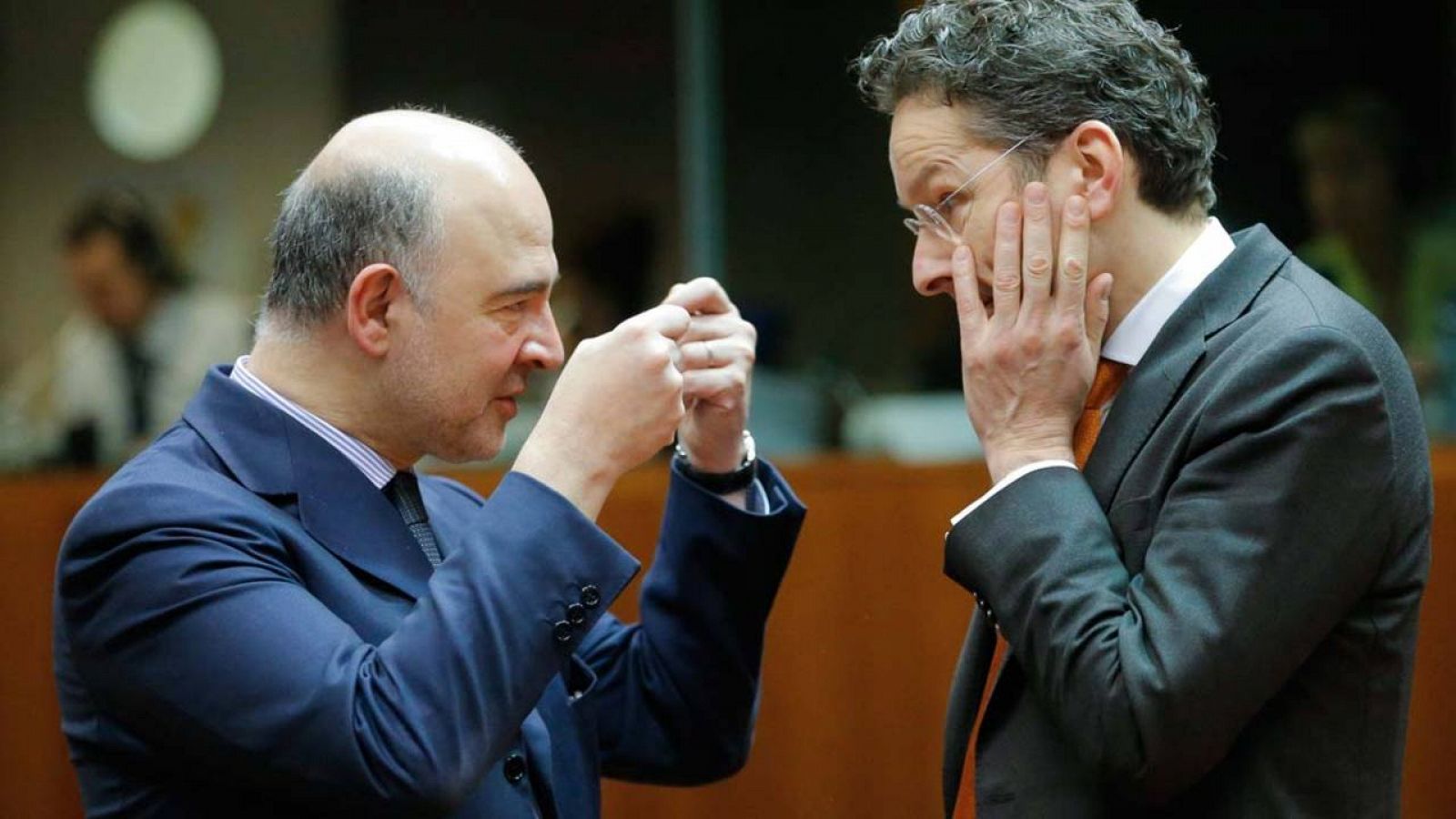 El comisario europeo de Asuntos Económicos y Financieros, Pierre Moscovici, conversa con el ministro holandés de Finanzas, Jeroen Dijsselbloem, al comienzo de la reunión del Ecofin