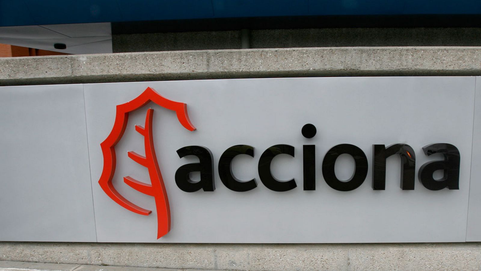 Logo de Acciona en su sede central de Alcobendas