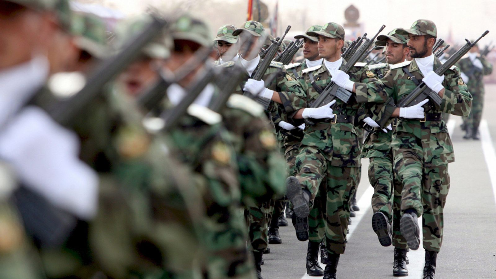 Soldados de las fuerzas de élite del ejército iraní desfilan durante una exhibición militar en Teherán en una imagen de archivo