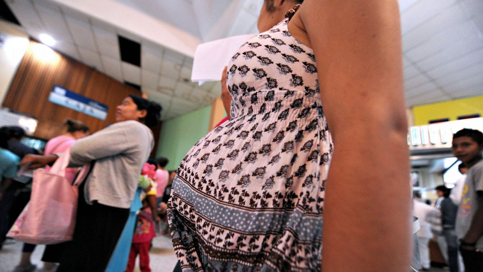 Una mujer embarazada espera ser atentida en el hospital materno de Tegucigalpa, en Honduras.