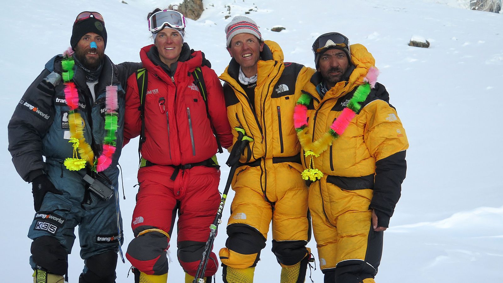 Alex Txikon (i), el italiano Simone Moro y el paquistaní Ali Sadpara lograron el pasado viernes la primera ascensión invernal al Nanga Parbat