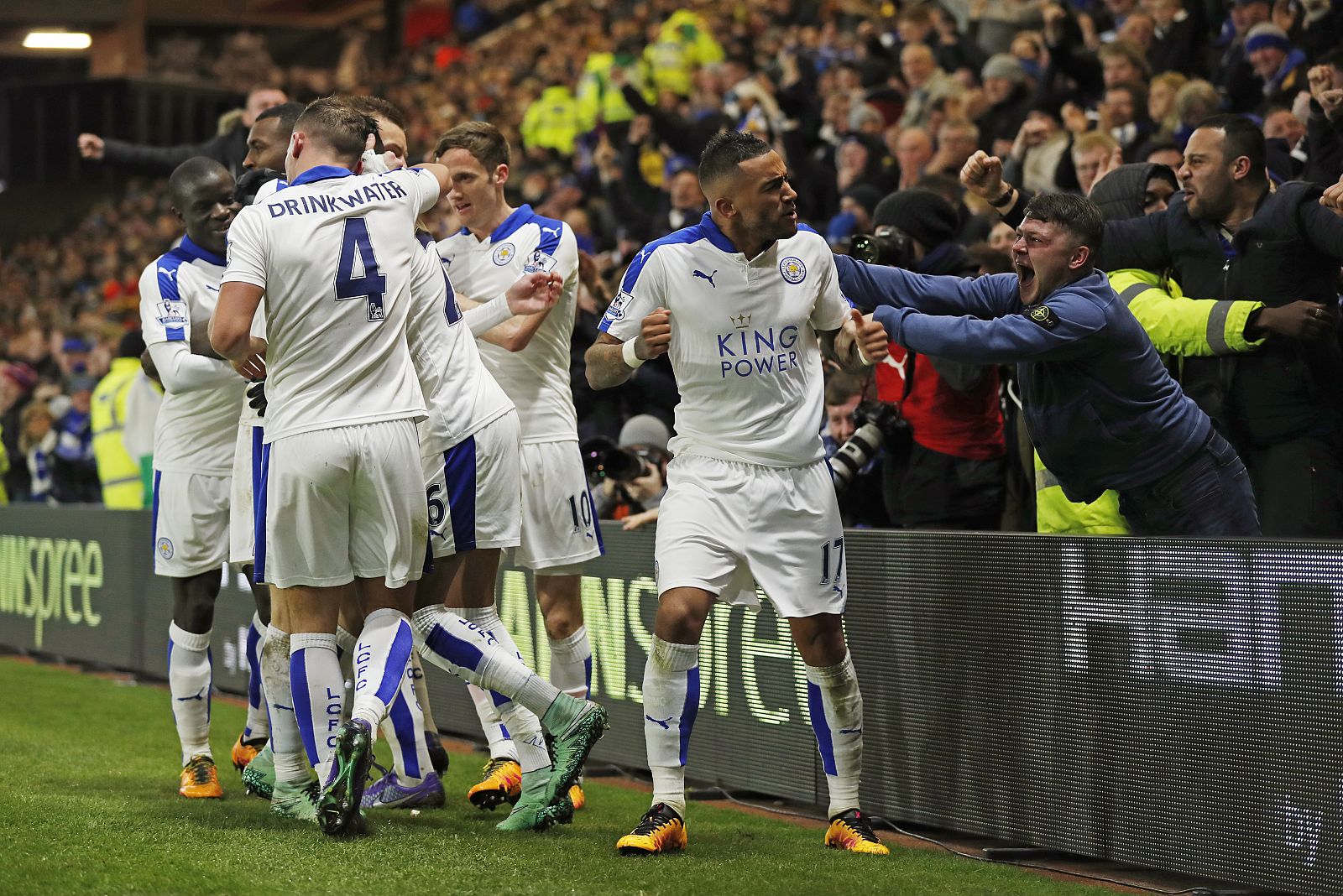 Los jugadores del Leicester City celebran un gol frente al Watford.