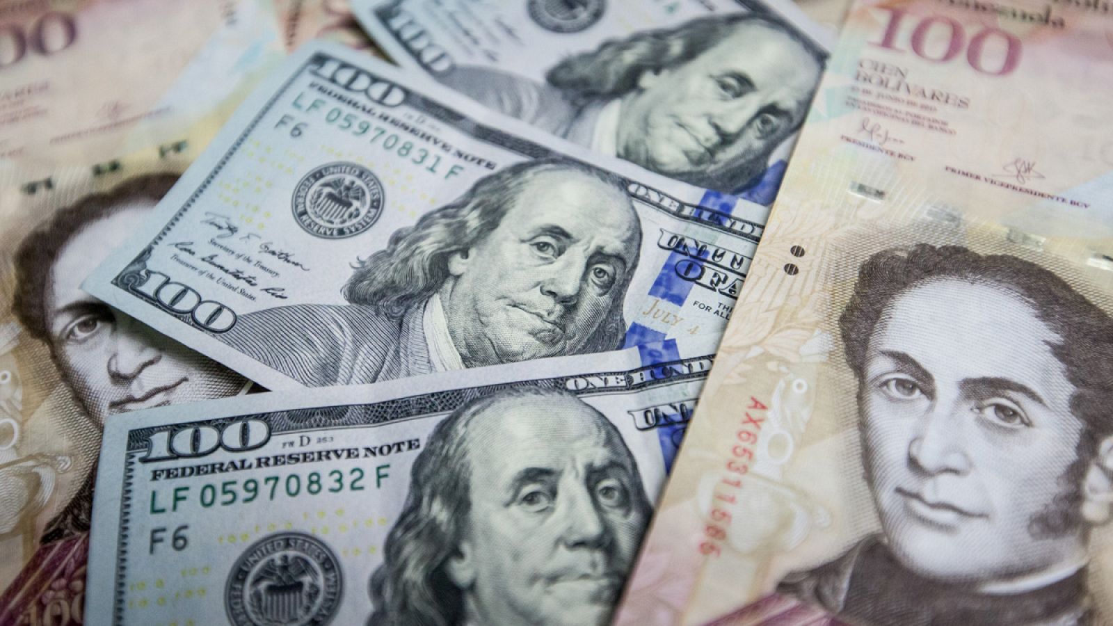 Billetes de bolívares venezolanos y dólares estadounidenses