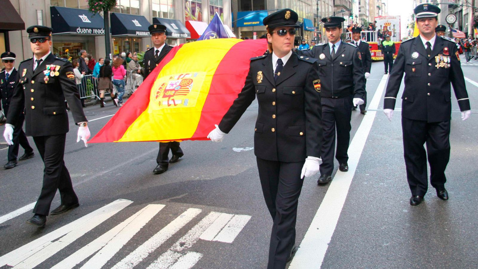 Desfile de agentes de la Policía Nacional en Nueva York con ocasión del Día de la Hispanidad