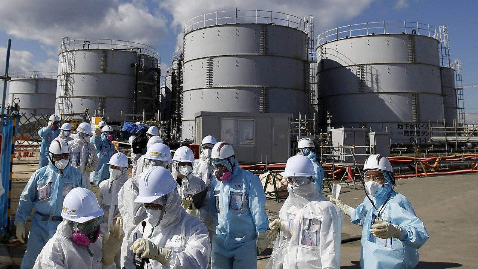 Periodistas protegidos por trajes anti-radiación visitan la central de Fukushima, en Japón, el 10 de febrero de 2016. REUTERS/Toru Hanai