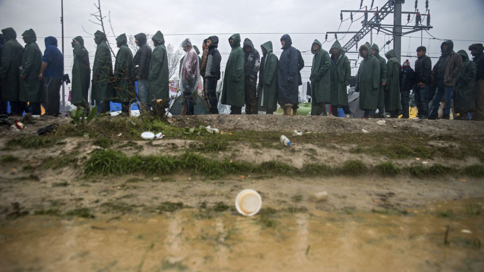 Refugiados hacen cola para beber un té cerca del pueblo de Idomeni, en la frontera entre Grecia y Macedonia