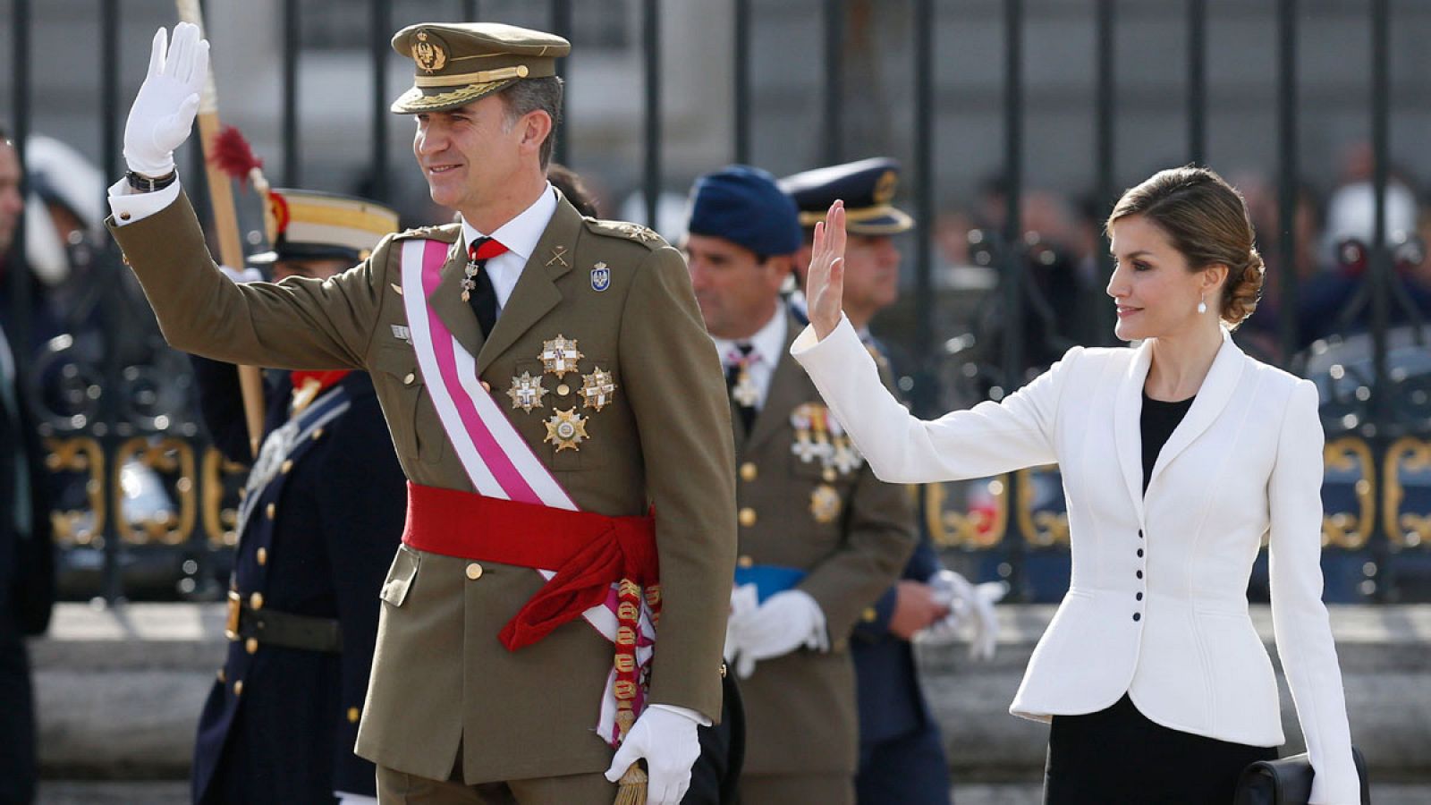 Los reyes don Felipe y doña Letizia saludan a su llegada al Palacio de Oriente durante la celebración de la Pascua Militar el pasado 6 de enero