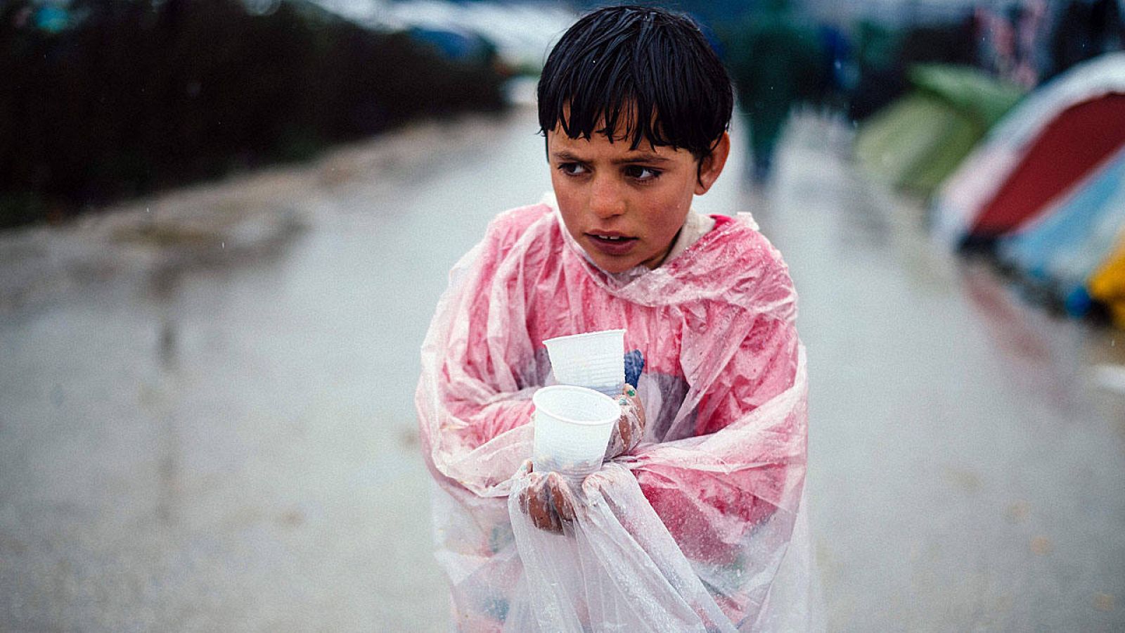  Un niño camina bajo la lluvia en el campo de Idomeni, en la frontera de Grecia con Macedonia.  