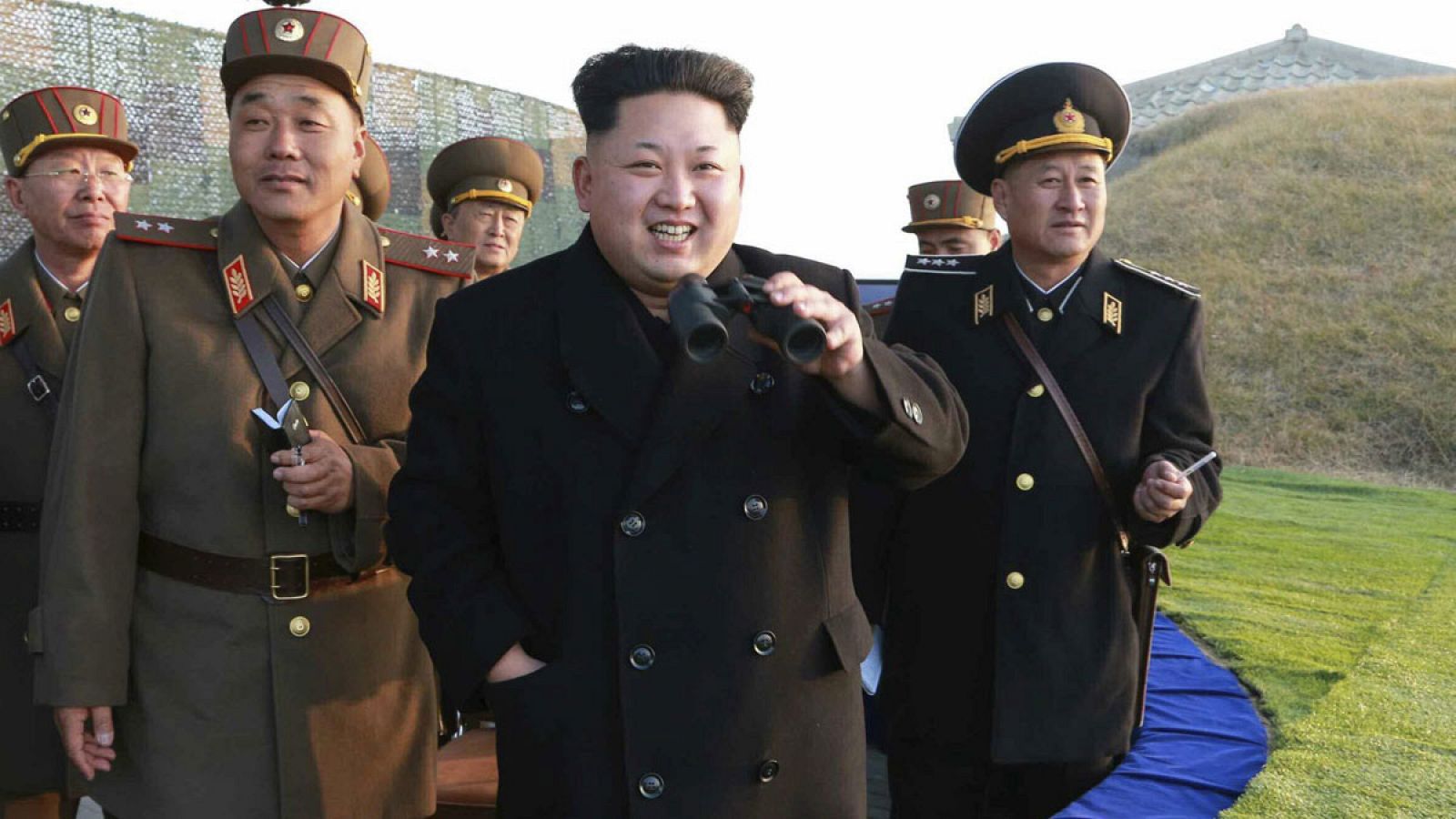 Fotografía de archivo sin fechar que muestra al líder norcoreano Kim Jong-un durante unas maniobras en Corea del Norte.