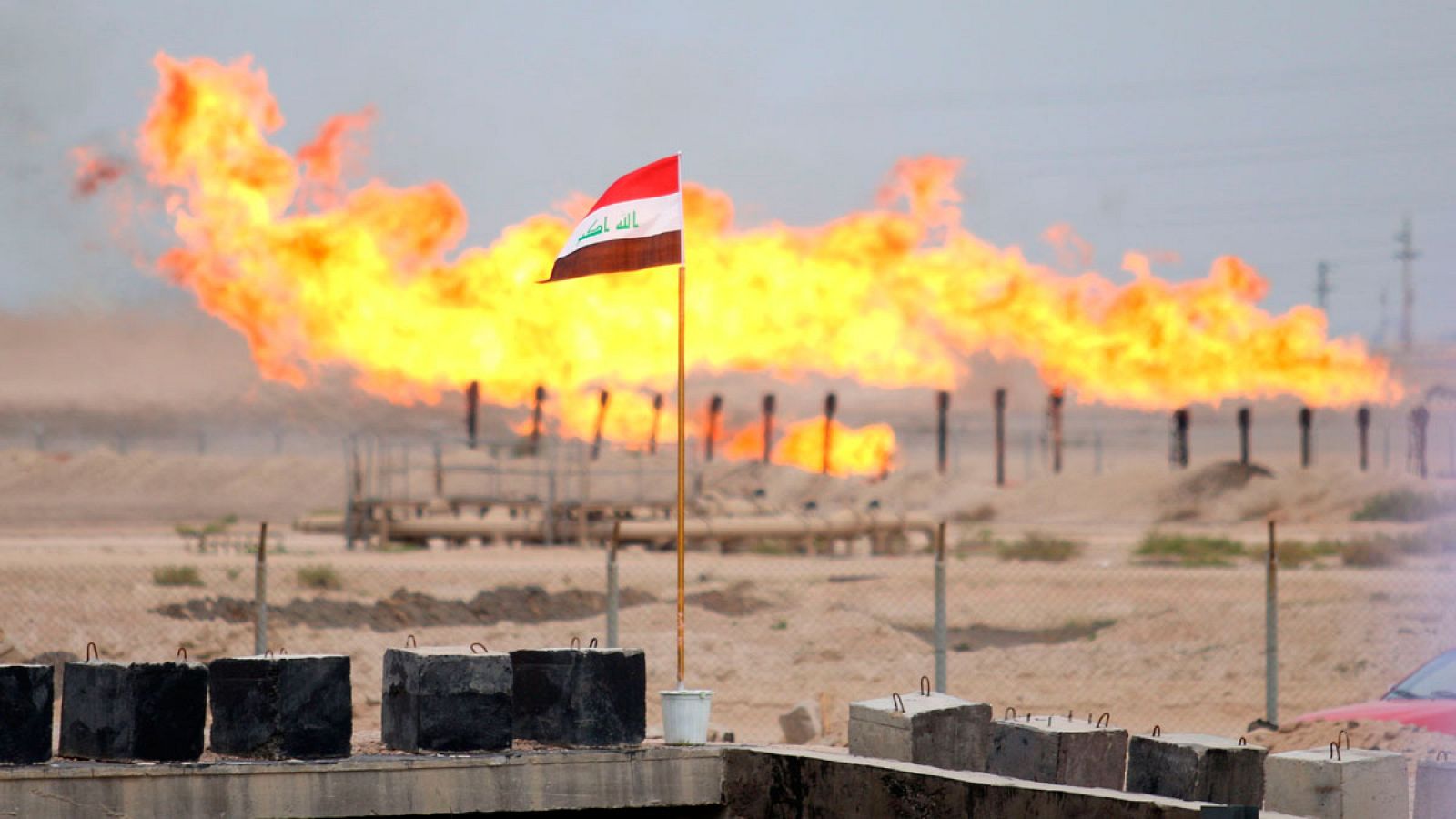 Oleoducto situado junto a una refinería de petróleo de Zubair, Irak