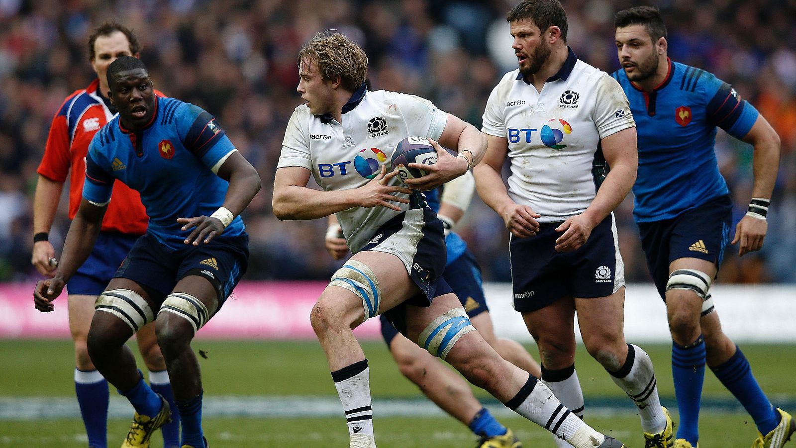 Jonny Gray, ante Yacouba Camara.