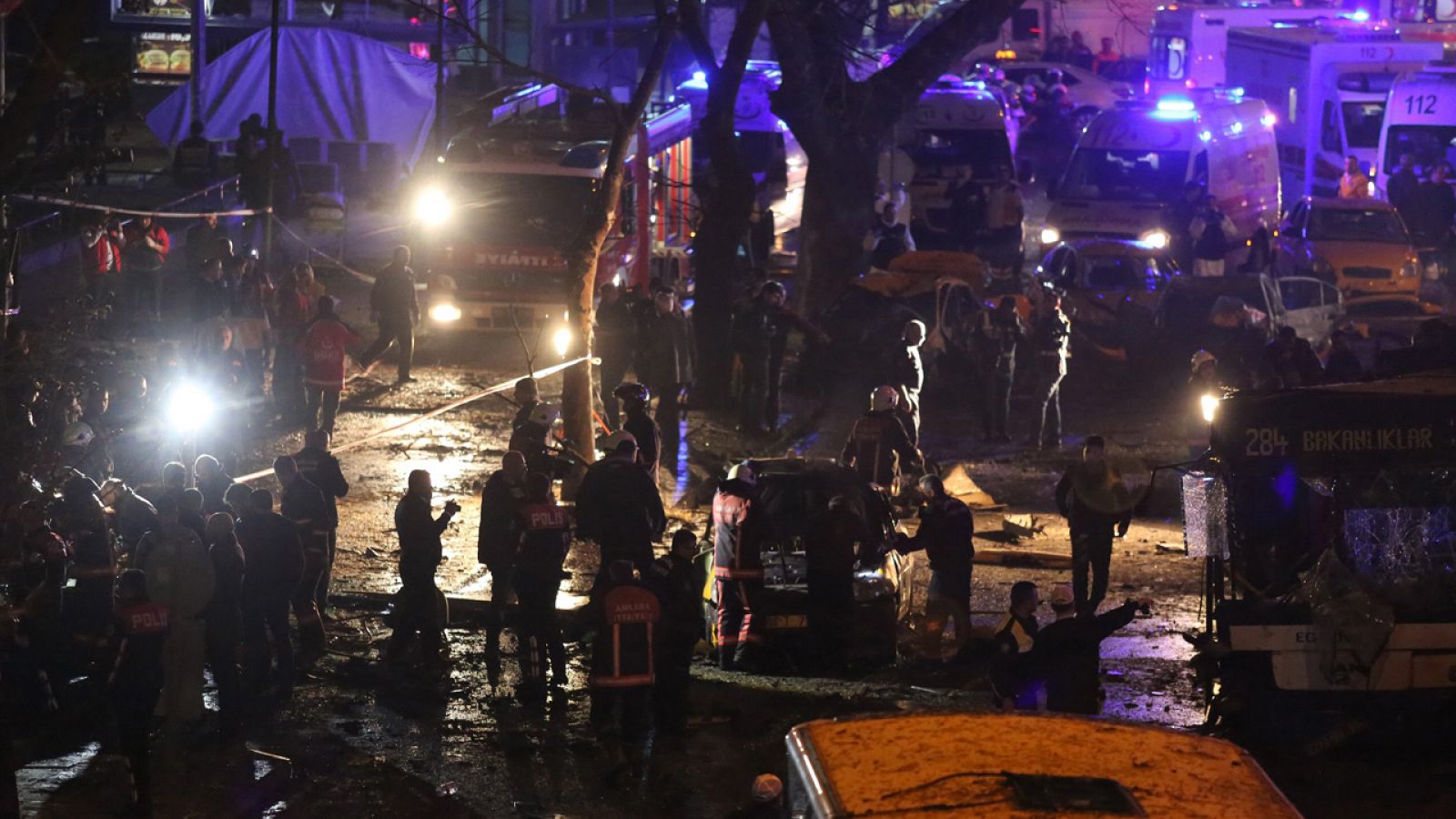 Bomberos y personal sanitario asisten a las víctimas tras la explosión de un coche bomba en Ankara
