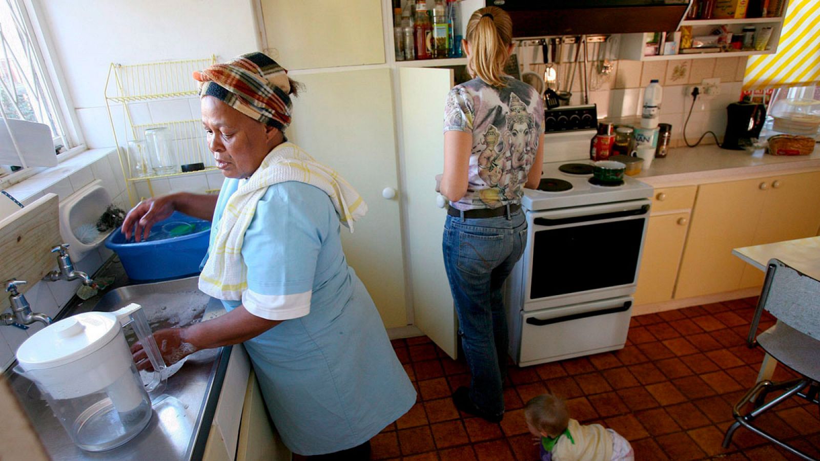 Una empleada doméstica trabajando en Ciudad del Cabo (Sudáfrica) en una imagen de archivo