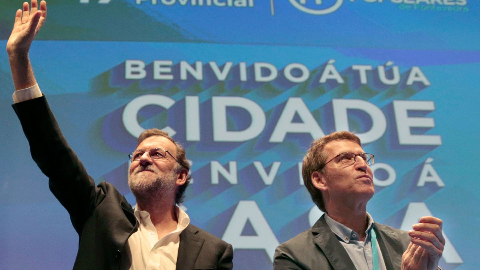 El presidente del Gobierno en funciones, Mariano Rajoy, acompañado por el presidente de la Xunta de Galicia, Alberto Núñez Feijóo, el domingo en Pontevedra.