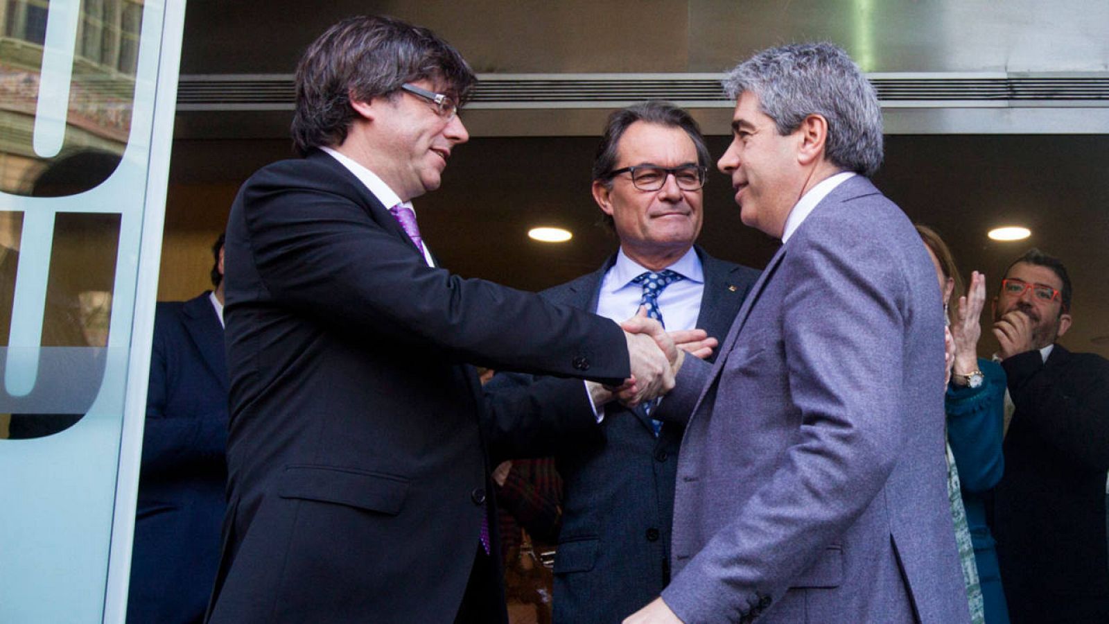 El exconseller Francesc Homs, recibido por Carles Puigdemont y Artur Mas tras declarar ante el TSJ de Cataluña.