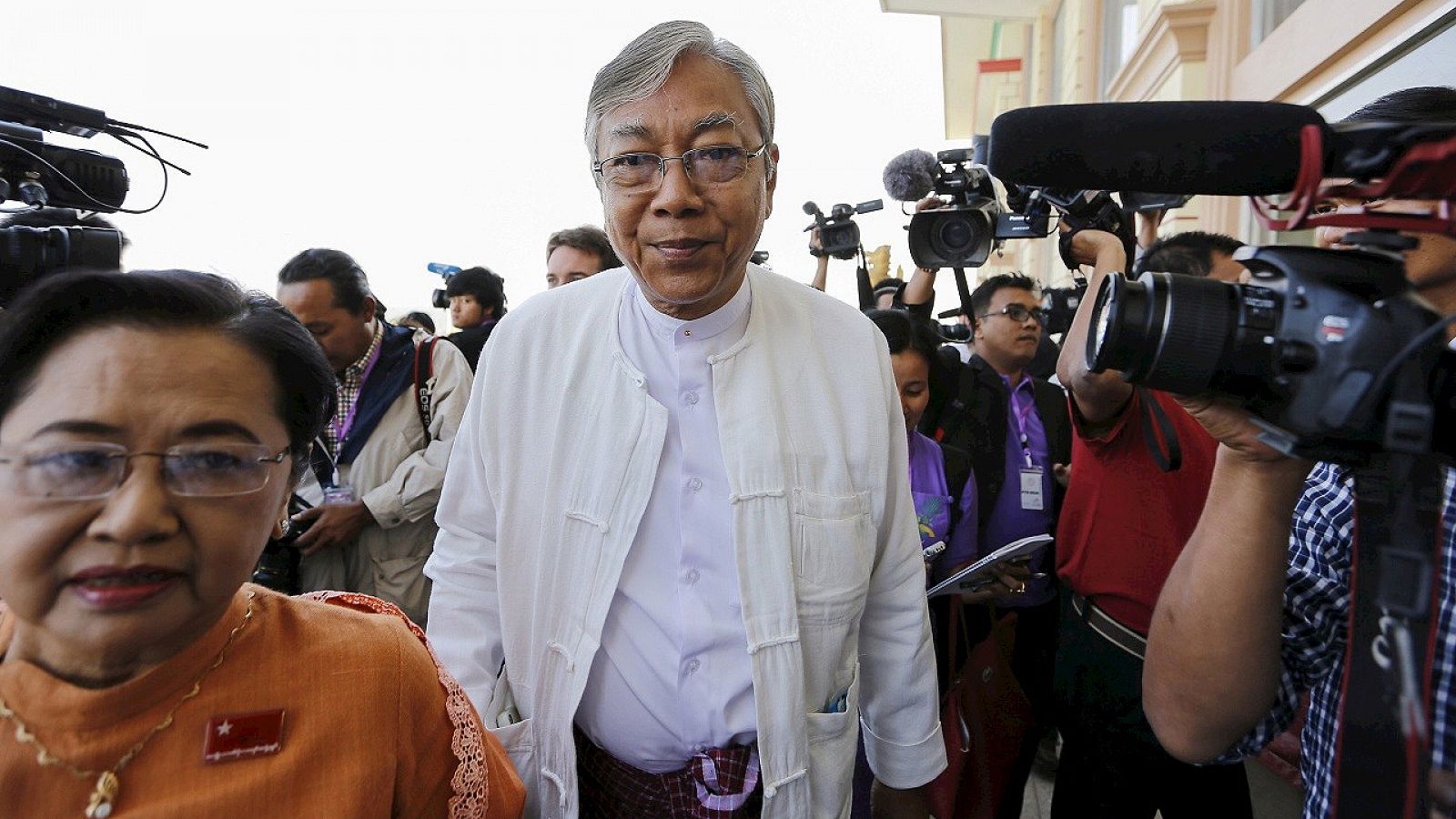 Htin Kyaw, en el centro, nuevo presidente de Birmania, en una foto de archivo (1 de febrero de 2016). REUTERS/Soe Zeya Tun/Files