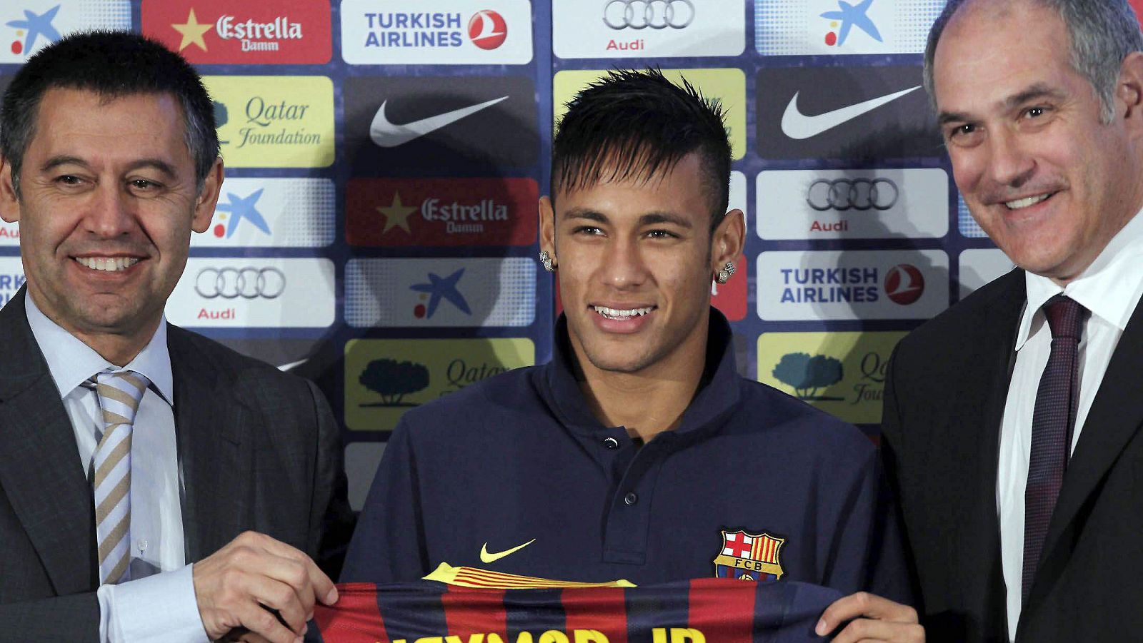 Zubizarreta, junto a Bartomeu y Neymar en la presentación del jugador con el Barcelona.