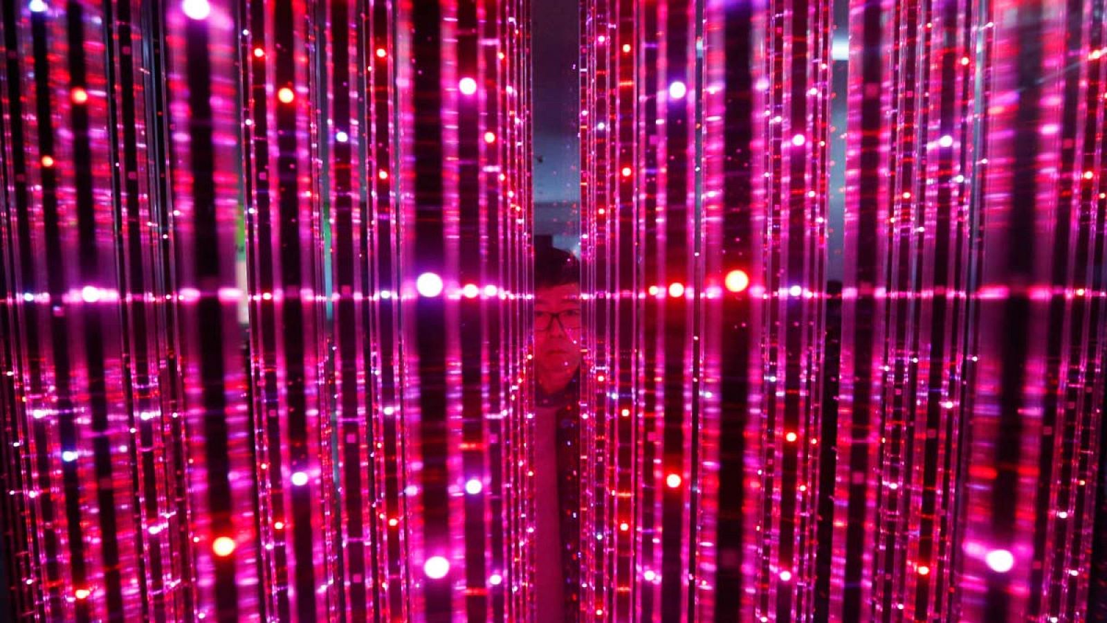 Un hombre observa un tambor de luces LED en el salón de electrónica de Seúl