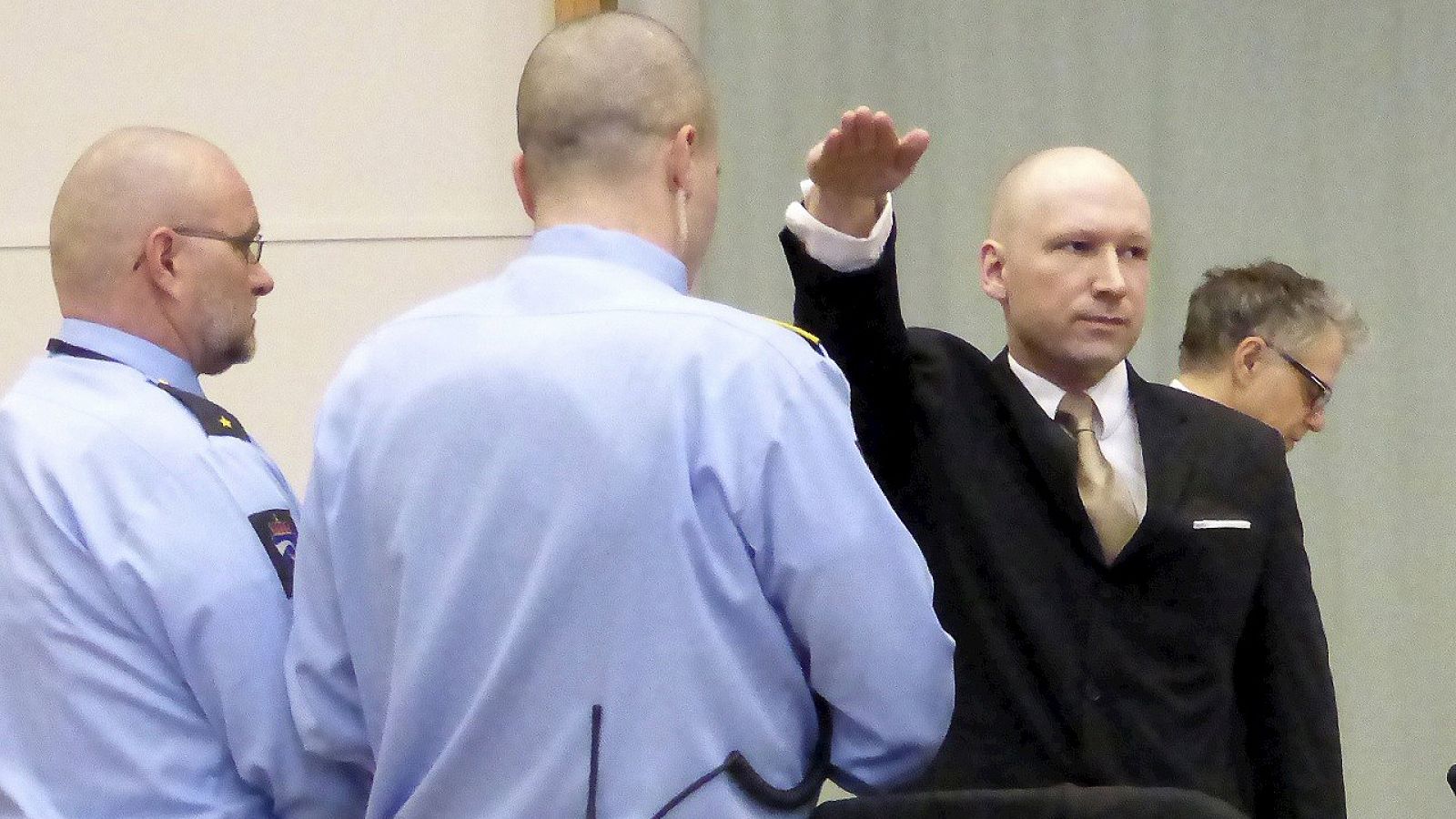 El autor de los atentados de Noruega, Anders Behring Breivik, hace el saludo nazi en un tribunal en la prisión de Skien, el 15 de marzo de 2016. REUTERS/Gwladys Fouche