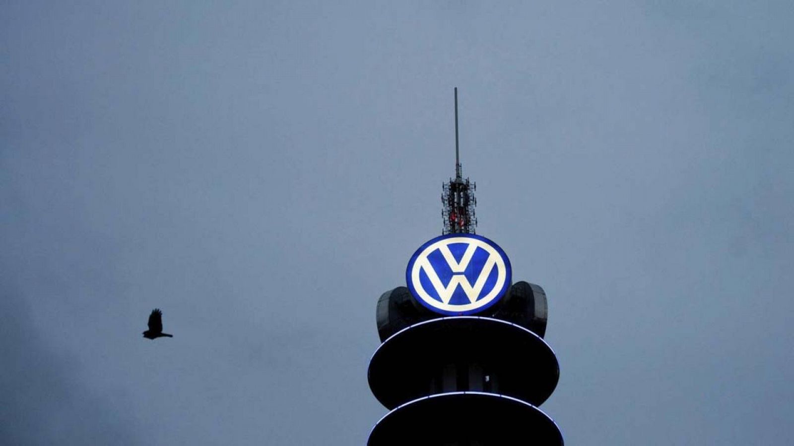 Logotipo de Volkswagen en la Tower Volkswagen de Hannover