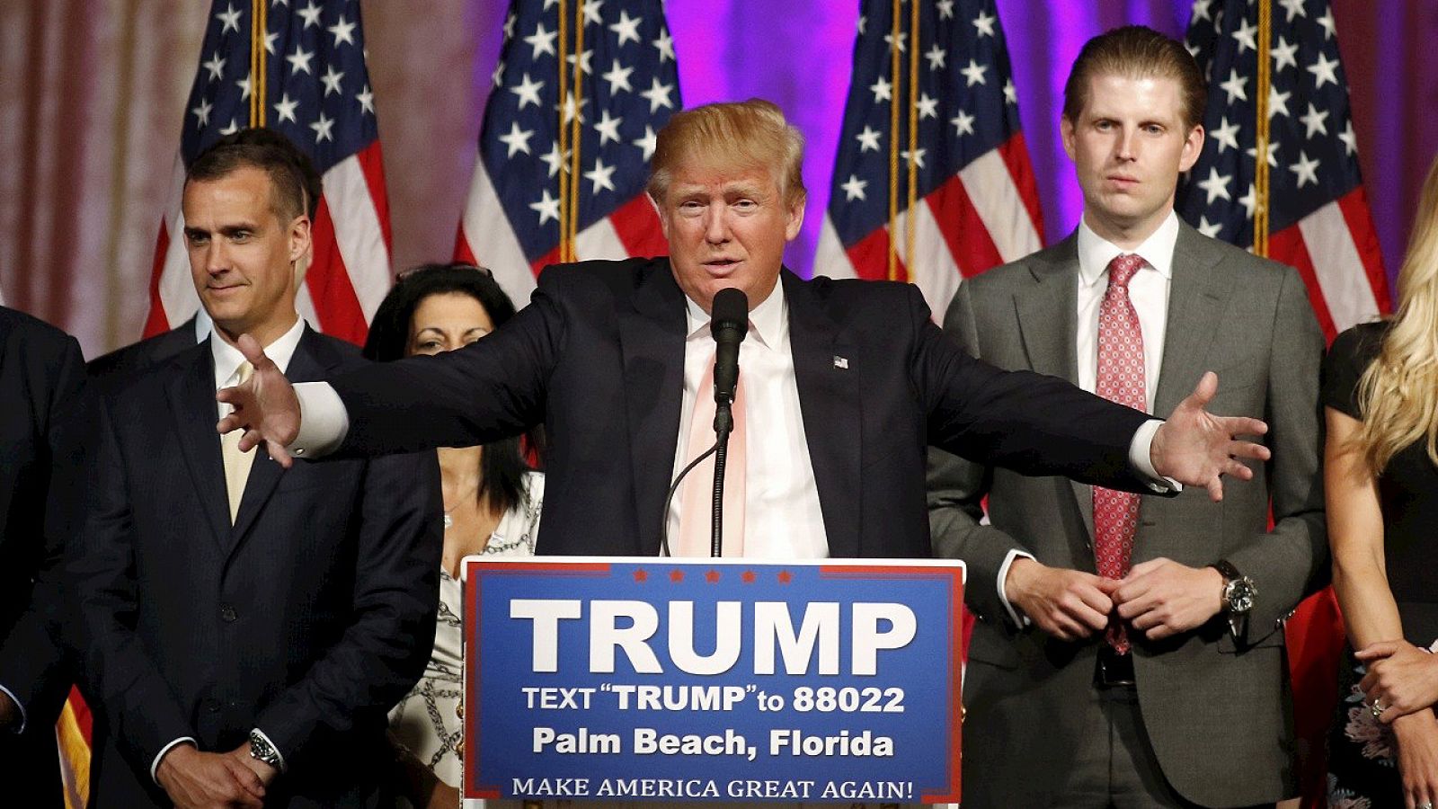 Donald Trump durante su mitin de la noche electoral en Palm Beach, Florida. REUTERS/Joe Skipper
