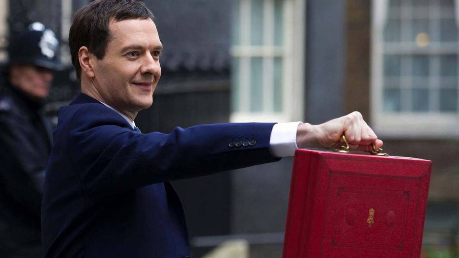 El ministro británico de Finanzas, George Osborne, posa ante los periodistas con el maletín que guarda el presupuesto de 2016