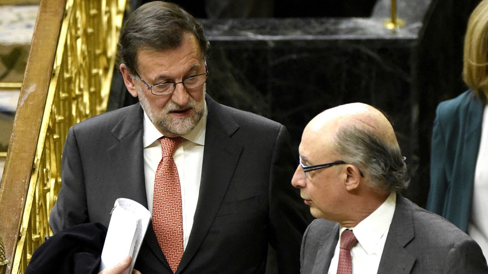 El presidente del Gobierno en funciones, Mariano Rajoy, y el ministro de Hacienda en funciones, Cristóbal Montoro, al término del primer pleno ordinario del Congreso de la legislatura