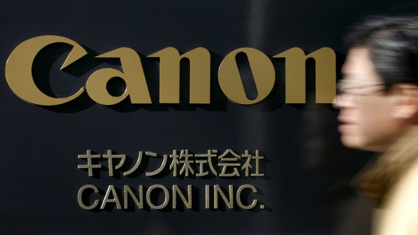 Logo de Canon en la sede central de la compañía en Tokio