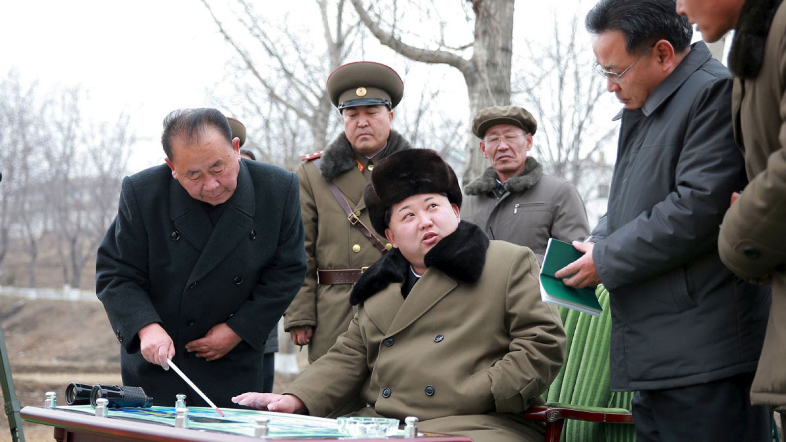 Imagen del líder norcoreano, Kim Jong-un, dando instrucciones durante un ensayo balístico.