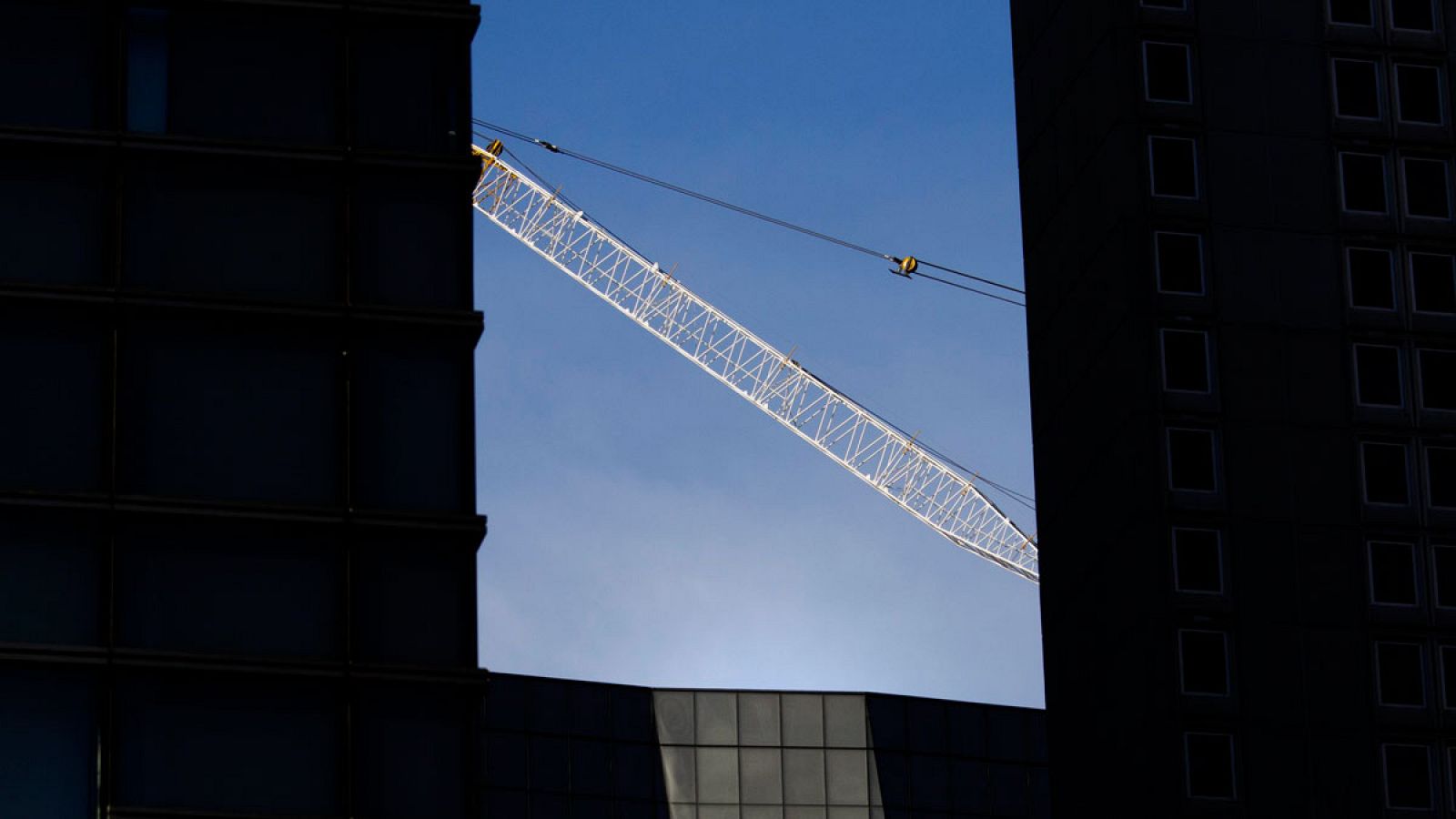 Una grúa entre dos edificios