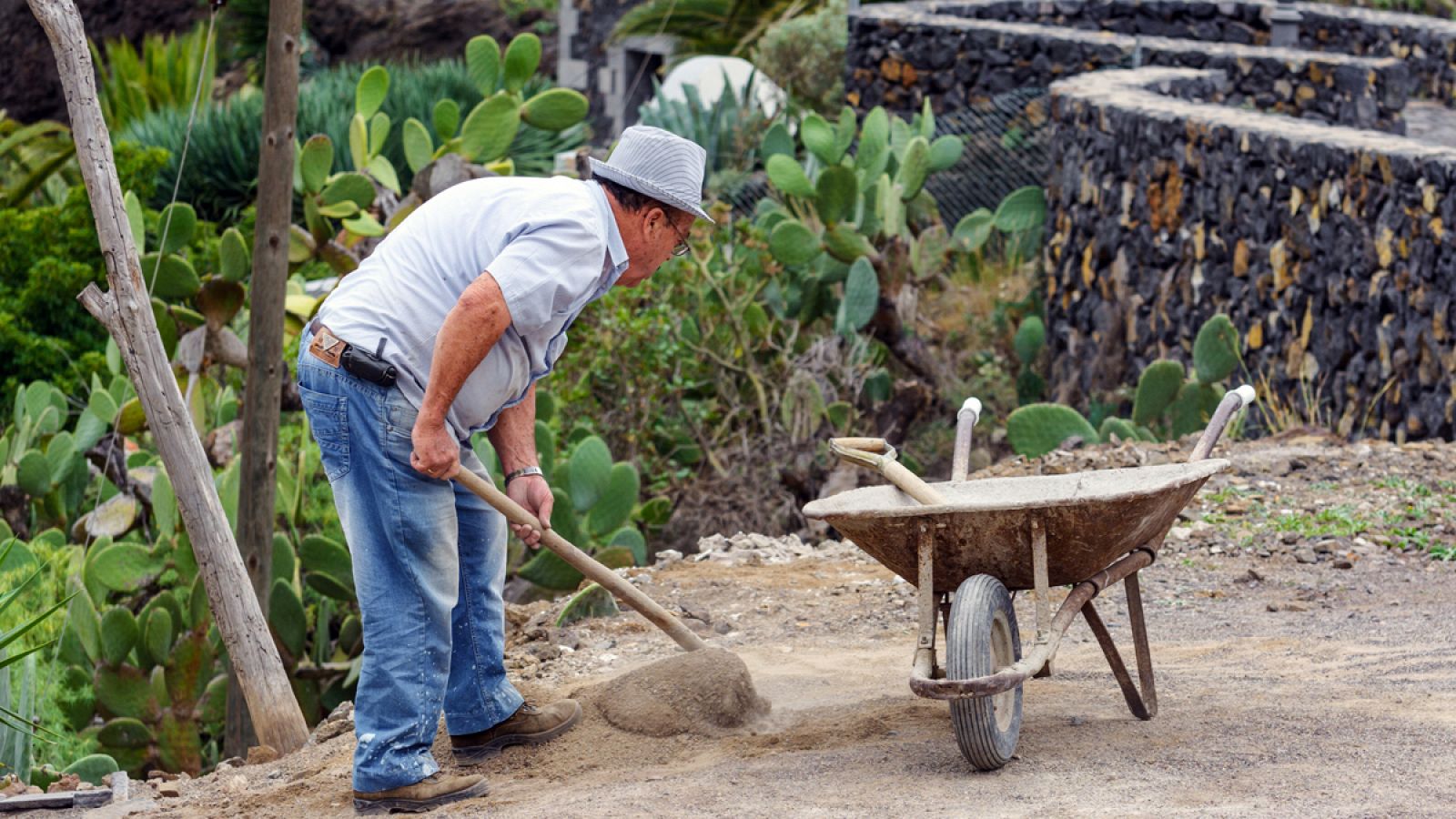 Un hombre trabaja la tierra en la isla canaria de Tenerife.