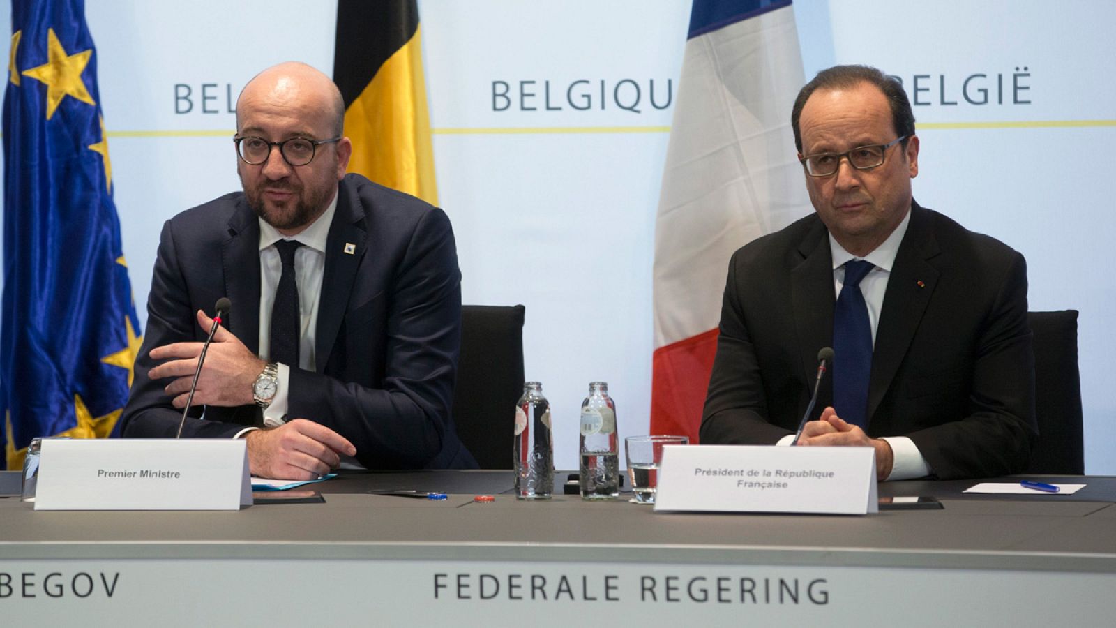 El primer ministro de Bélgica, Charles Michel, y el presidente de Francia, François Hollande, ofrecen una rueda de prensa en Bruselas