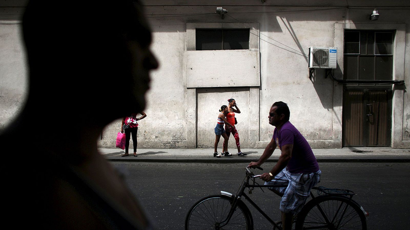 Varias personas en una calle de La Habana
