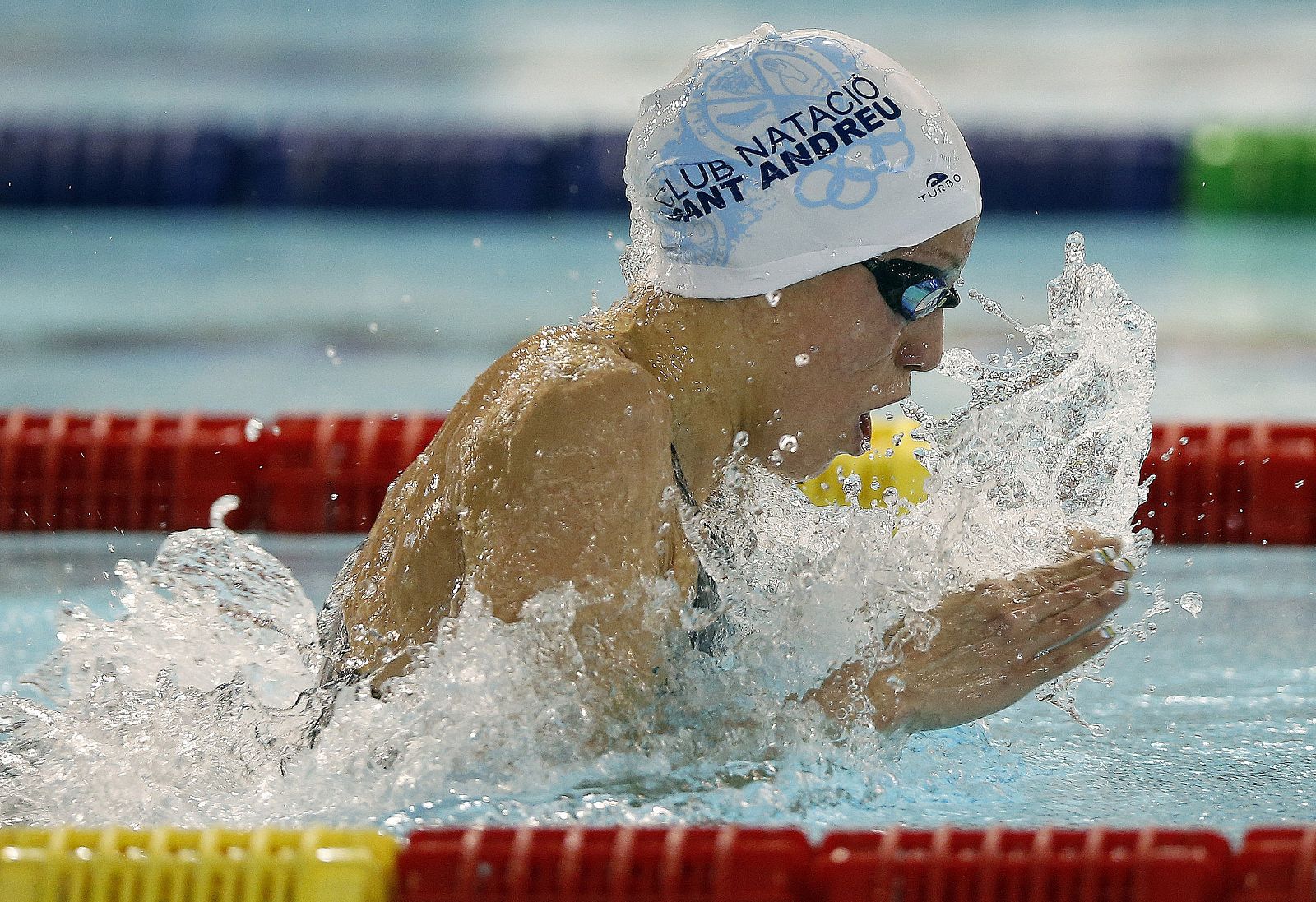 Jessica Vall durante la prueba de 100m braza.