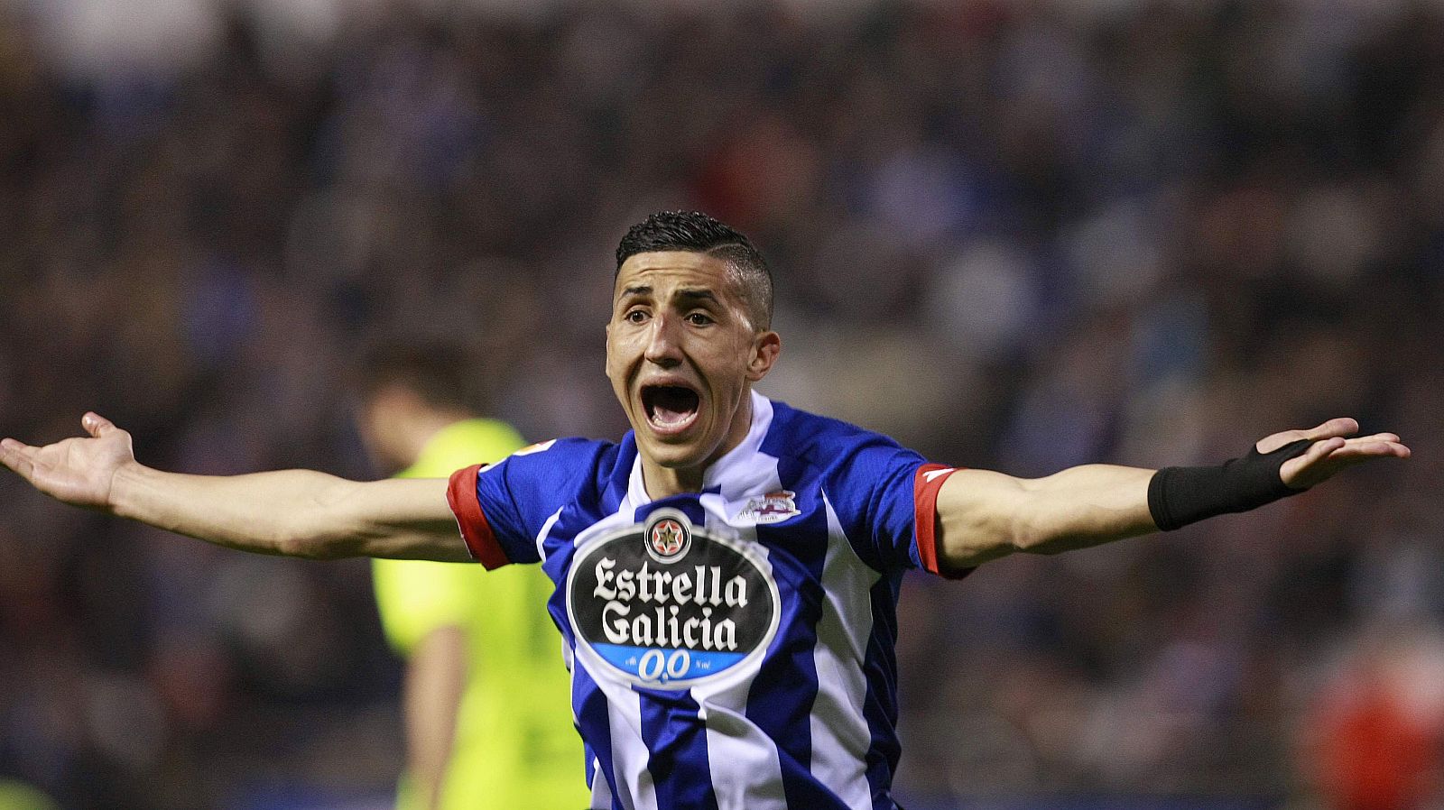 El futbolista del Depor Fayçal Fajr gesticula durante el partido ante el Levante.