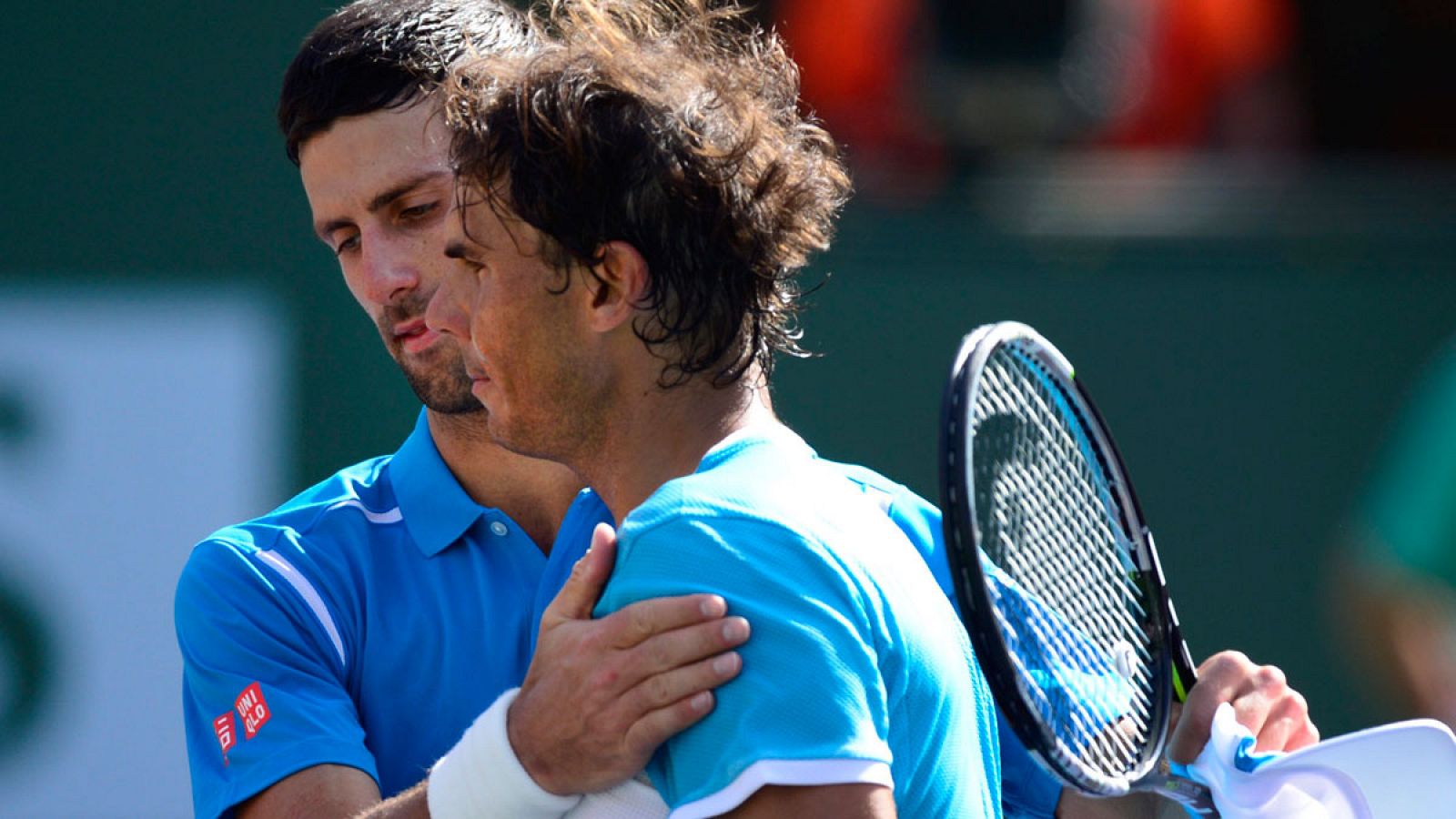 Djokovic  saluda a Nadal tras vencerle en las semifinales de Indian Wells.