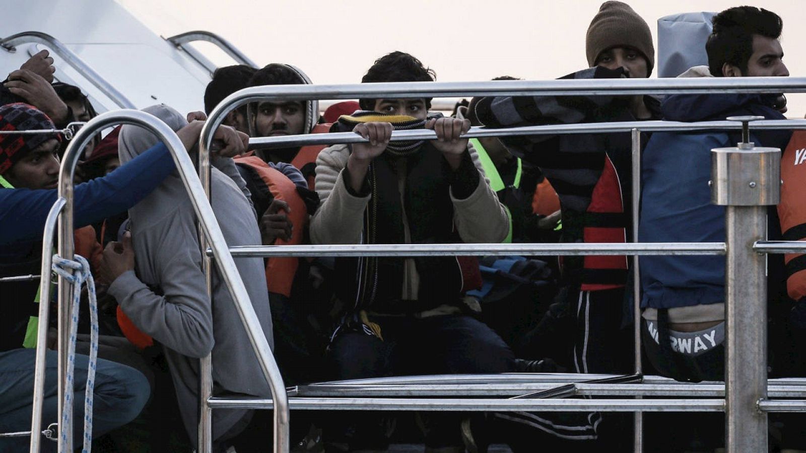 Inmigrantes paquistaníes a bordo de un barco de la guardia costera griega en Mytilene, isla de Lesbos, el 21 de marzo de 2016. REUTERS/Alkis Konstantinidis 