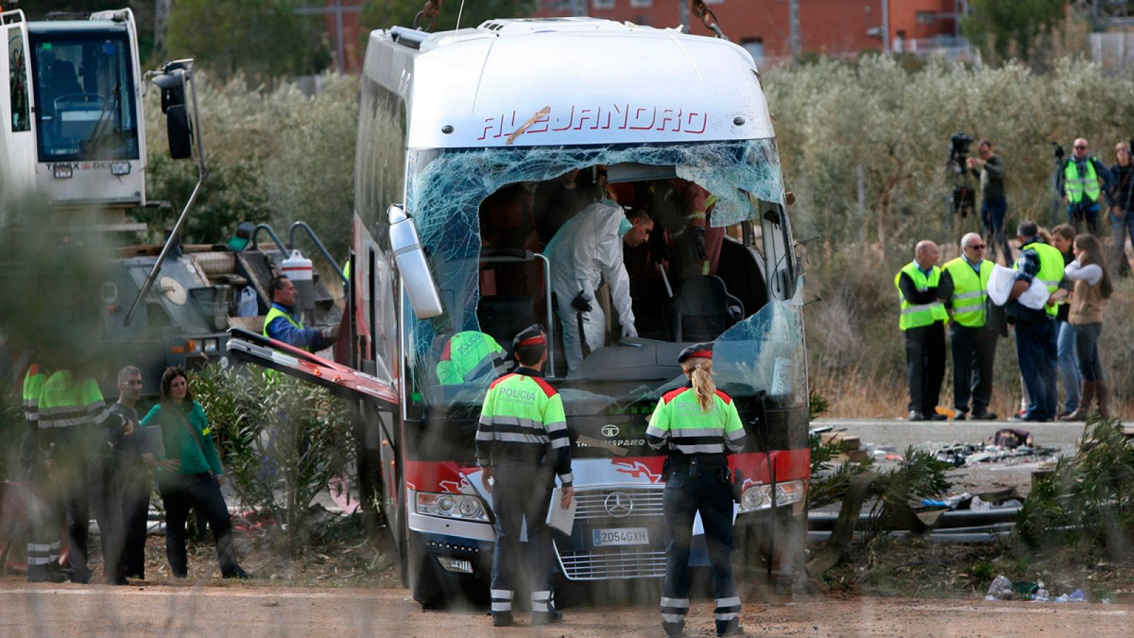 Agentes de los Mossos d'Esquadra junto al autocar accidentado en la AP-7 a la altura de Freginals (Tarragona).