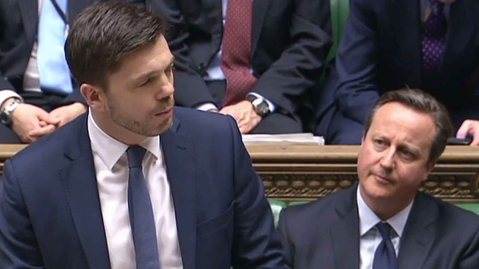 El ministro de Trabajo interviene en el Parlamento británico ante la mirada de Cameron