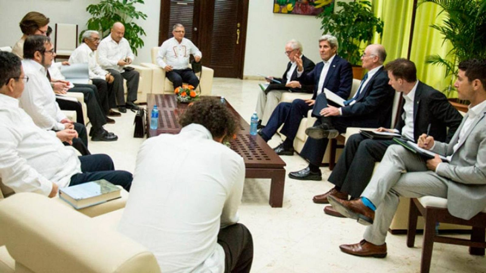 John Kerry y su equipo, en la reunión junto a los representantes de las FARC