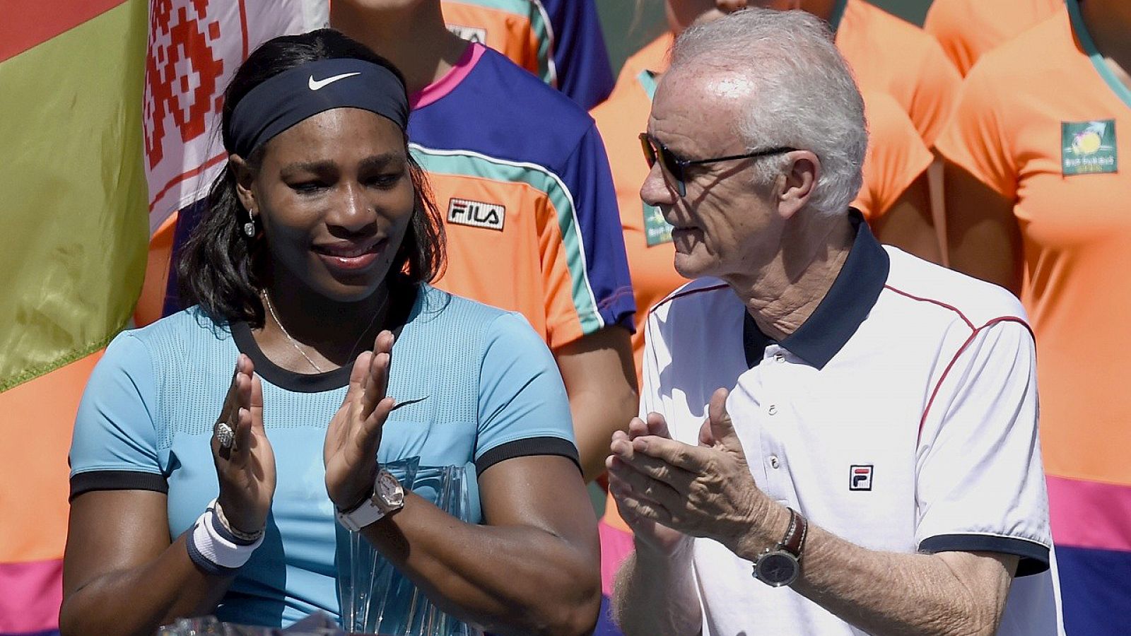 La tenista Serena Williams con el director del torneo de Indian Wells, Raymond Moore, durante la ceremonia de entrega de trofeos, el 20 de marzo de 2016, California, EE.UU. EFE/EPA/DANIEL MURPHY