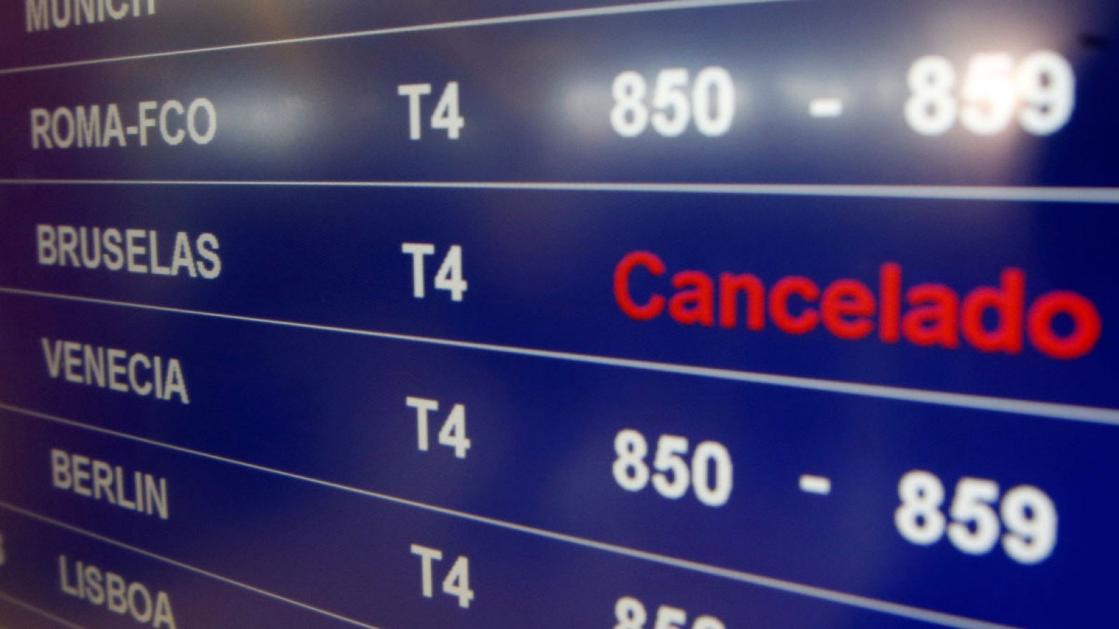 Panel informativo que muestra uno de los vuelos cancelados entre el aeropuerto Adolfo Suárez Madrid-Barajas y el de Zaventem de Bruselas