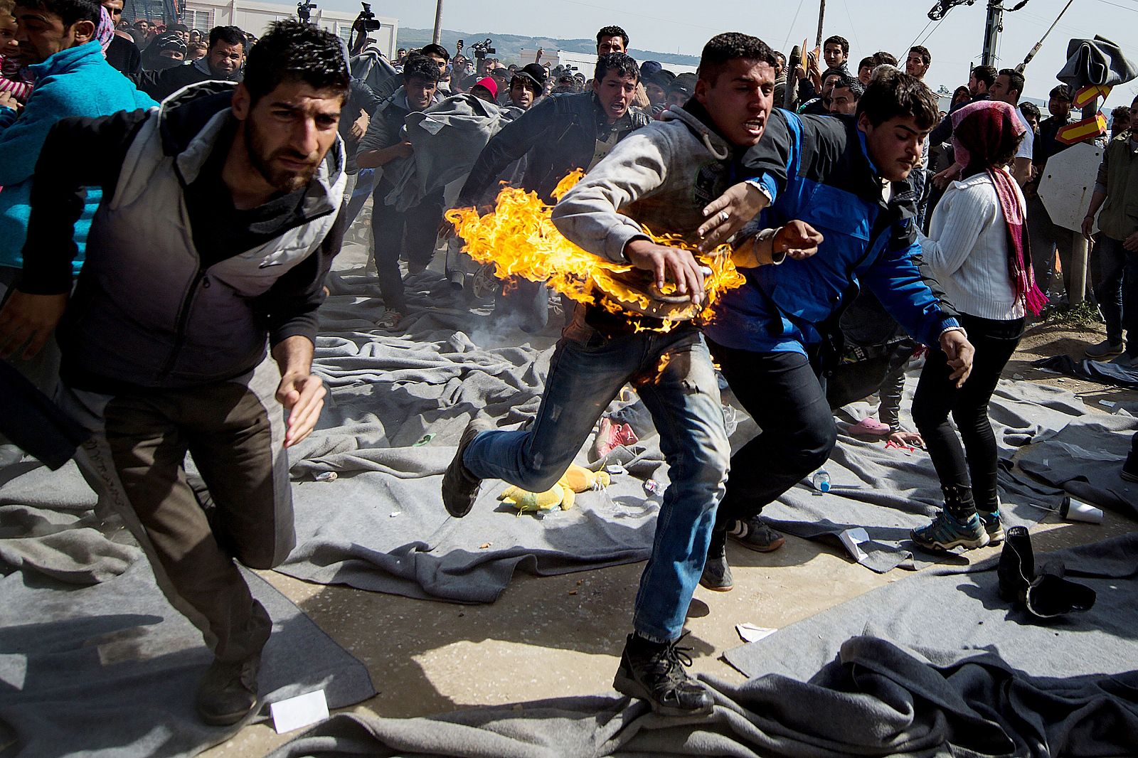 Un refugiado se ha prendido fuego en una protesta en el campo de Idomeni, en Grecia.