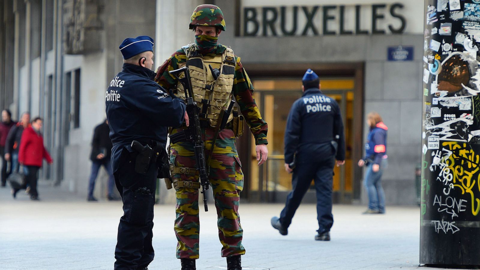 Una policía y un soldado vigilan frente a la entrada de la Estación Central de Bruselas
