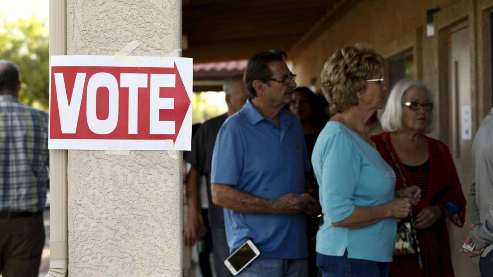 Cola de espera para votar en las primarias celebradas en Glendale, del estado de Arizona