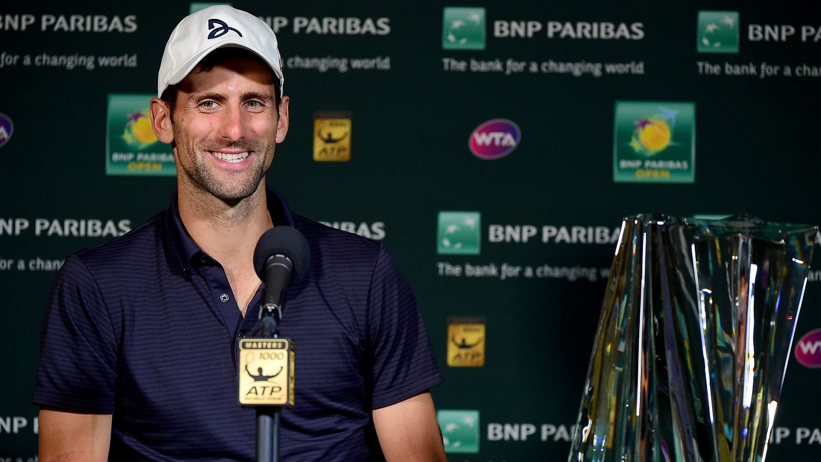 Djokovic posa junto a su trofeo de Indian Wells